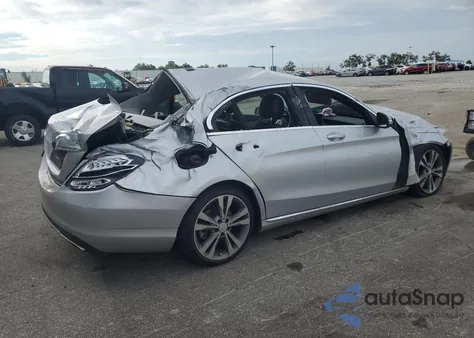 2015 Mercedes-Benz C 300 из США, поврежденный, VIN 55SWF4JB3FU085439